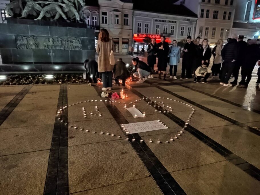 "Svi smo mi pod nastrešnicom" - u centru Niša okupljeni zapalili sveće u pomen stradalih u Novom Sadu 2 0 02 05 33772f7ab8750734e529eb55342f451e023703a52266f18844014b6283767c08 277ef84edb0