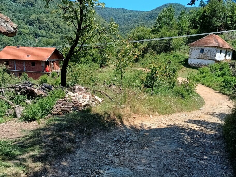 Zaboravljeni meštani sela Ličin Dol - do kuća preko kamenja i blata 13 Licin Dol 9 scaled