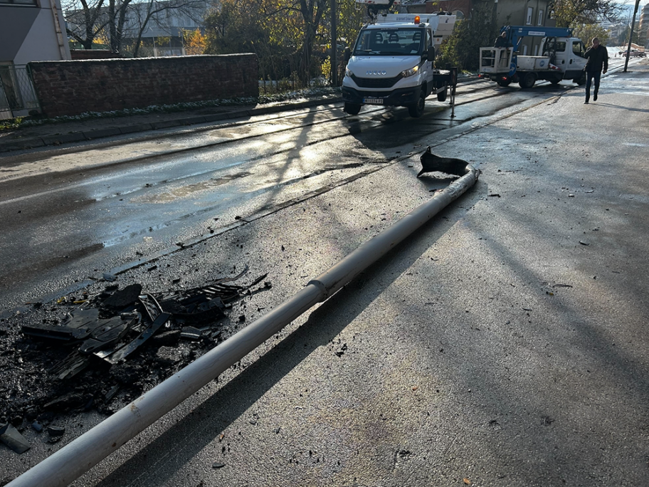 Auto oborio banderu u Pantelejskoj ulici u Nišu 9 Screenshot 2024 11 21 at 09 33 12