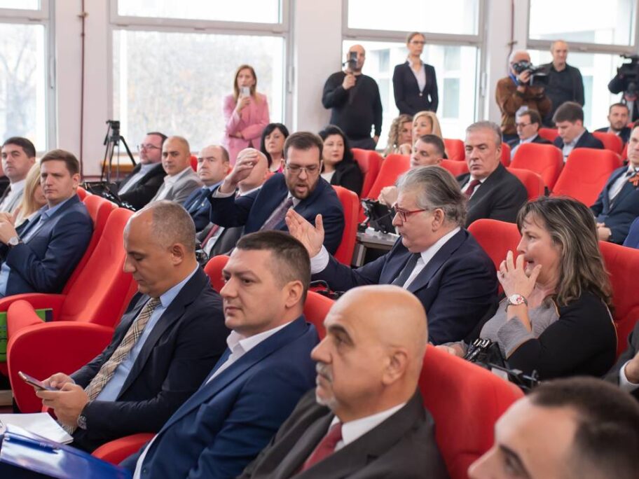 Kako su domaći i 5 puta jeftiniji "Alek Kavčić" udžbenici "postali" američki na niškoj skupštini 13 skupstina nisa 28 novembar 2024 foto jelena misic 10