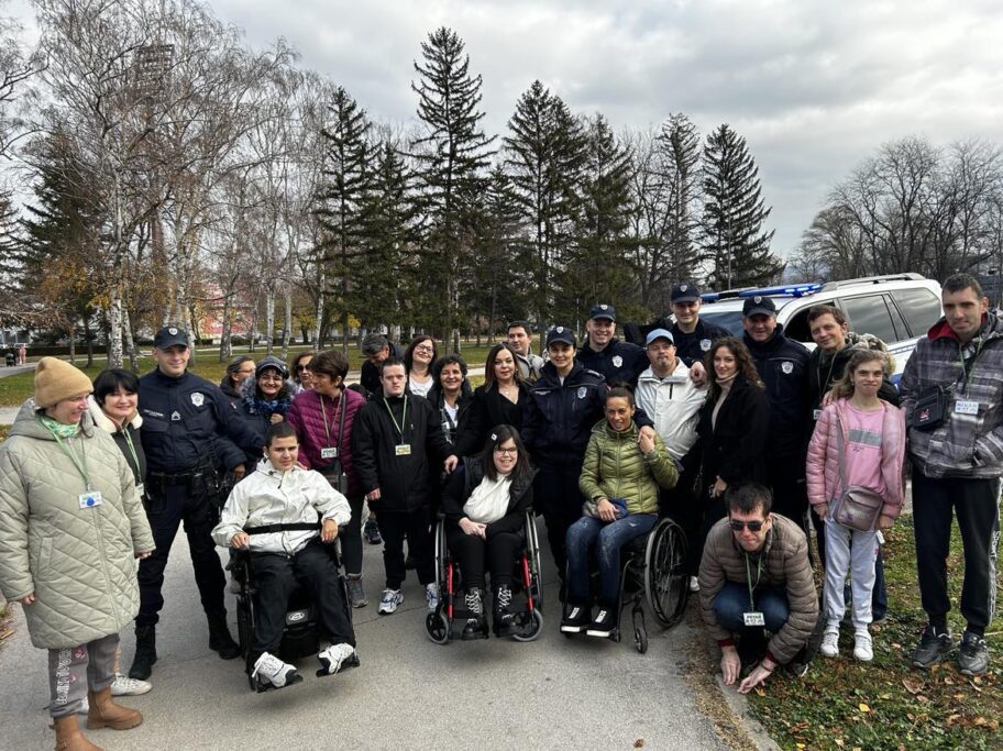 Članovi udruženja osoba sa invaliditetom druženjem sa policijom uklanjaju predrasude i barijere 7 462579288 989896572898206 4747987955706702017 n