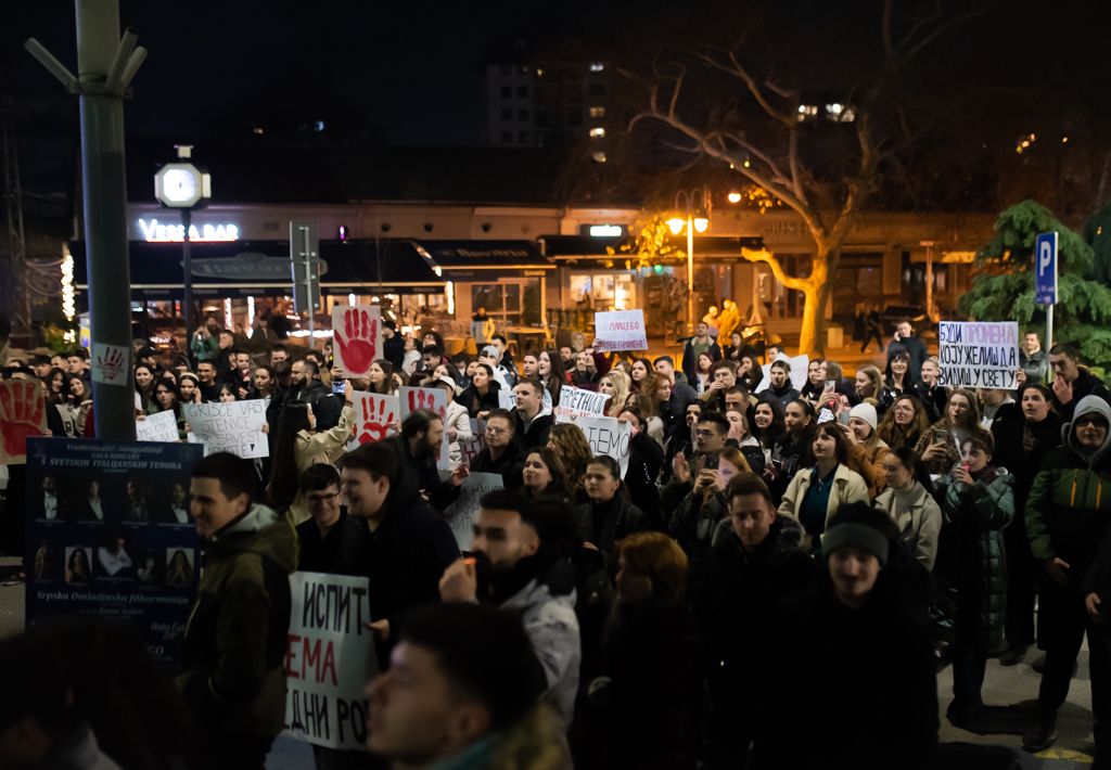 Studenti okupljeni ispred niške Skupštine - traže izvinjenje odbornika koji je rekao da ih plaća Kurti 1 JLM 5633