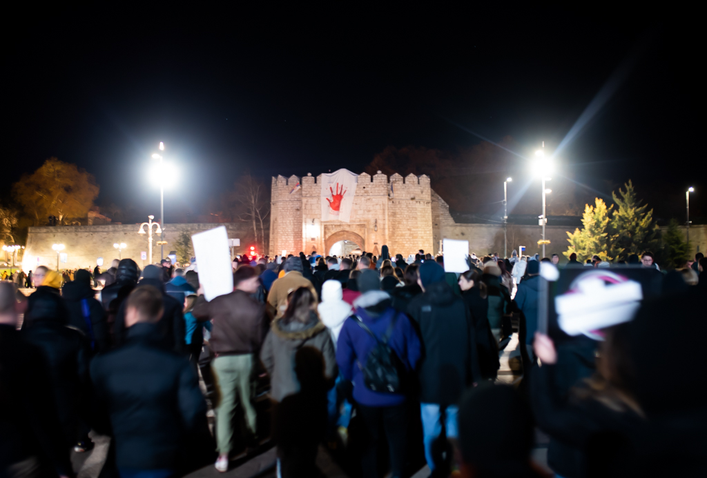 Doček u centru Niša sa dva lica - studentski protest tišinom na mostu i koncert na trgu 1 JLM 7657