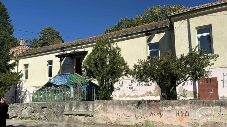 Razredne rešile da zajedno sa roditeljima srede zapuštene prostorije škole u Vrežini 2 razredne3 1
