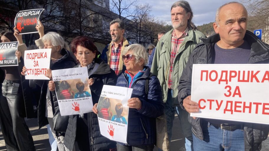 Protest i u Prokuplju, bilo provokacija, ali i podrška ispred Gimnazije 2 10. 2