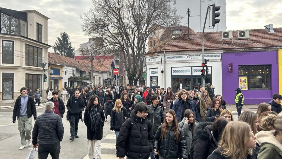 “Kada politika uđe u školu, znanje izlazi” - niški srednjoškolci traže ostavku direktorke Umetničke škole 5 473447630 1824477658355976 5172426949545059665 n