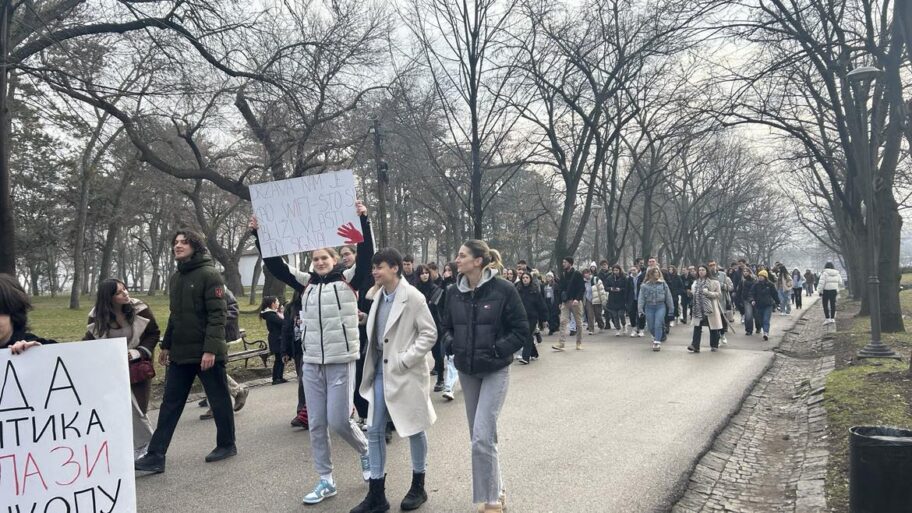 “Kada politika uđe u školu, znanje izlazi” - niški srednjoškolci traže ostavku direktorke Umetničke škole 9 473520872 1988157098332452 2455473906401430158 n