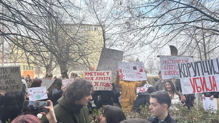 “Kada politika uđe u školu, znanje izlazi” - niški srednjoškolci traže ostavku direktorke Umetničke škole 10 473780386 1341332520194758 7205355881339295686 n