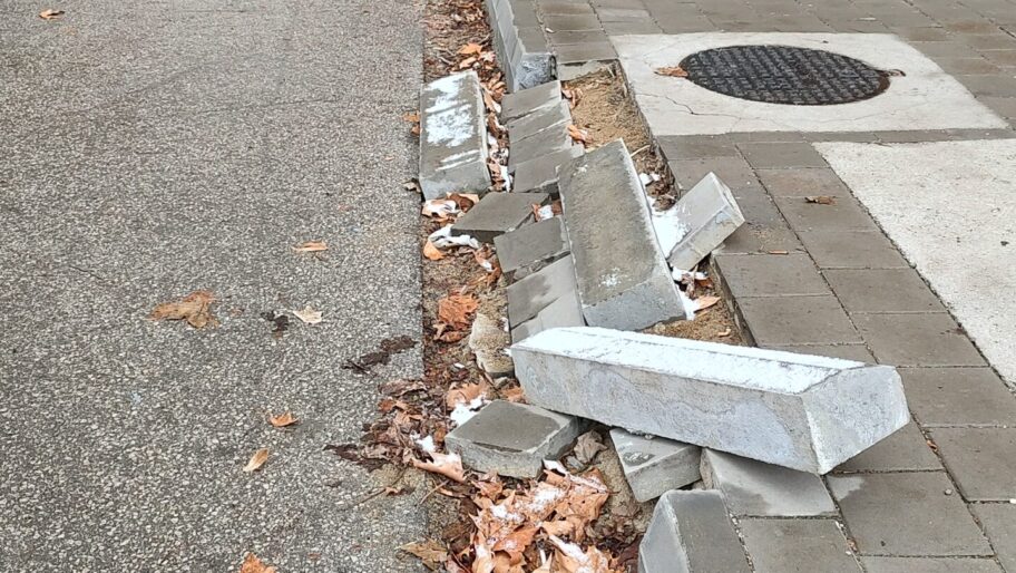 Foto-vest: Raspao se ivičnjak kod zgrada preko puta parka Sveti Sava 14 IMG 20250116 094224946 HDR scaled e1737024830582