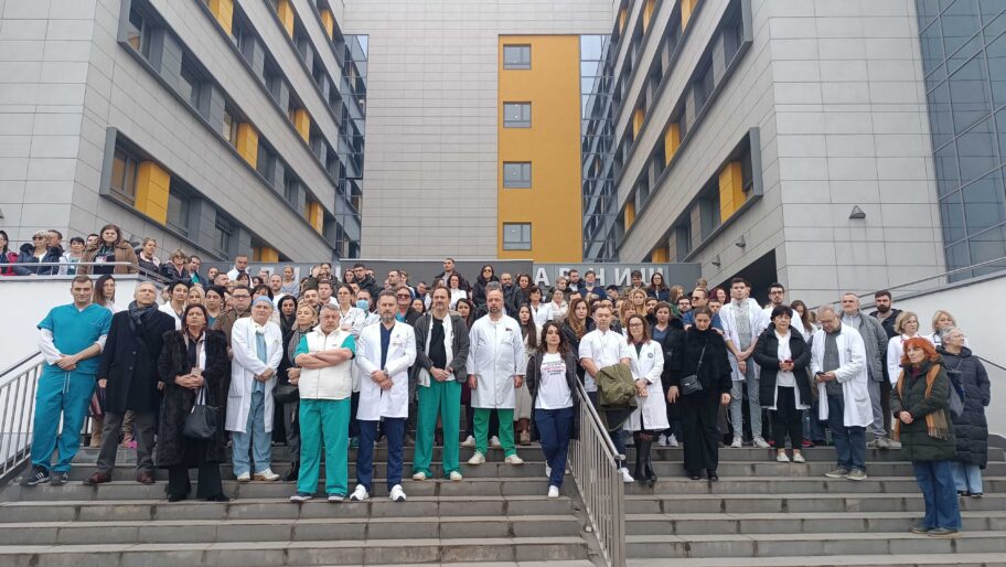 Radnici Kliničkog centra i niškog dopisništva RTS-a izašli ispred svojih zgrada i pružili podršku protestima 14 IMG 20250124 115308