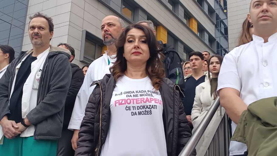 Radnici Kliničkog centra i niškog dopisništva RTS-a izašli ispred svojih zgrada i pružili podršku protestima 2 IMG 20250124 115906