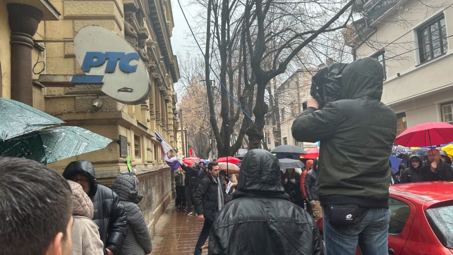 Radnici Kliničkog centra i niškog dopisništva RTS-a izašli ispred svojih zgrada i pružili podršku protestima 3 IMG 6398
