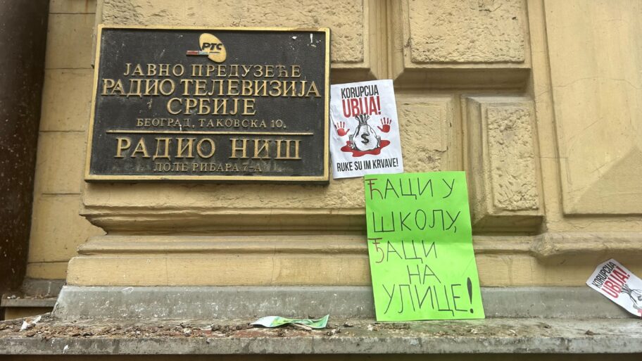 Radnici Kliničkog centra i niškog dopisništva RTS-a izašli ispred svojih zgrada i pružili podršku protestima 4 IMG 6399