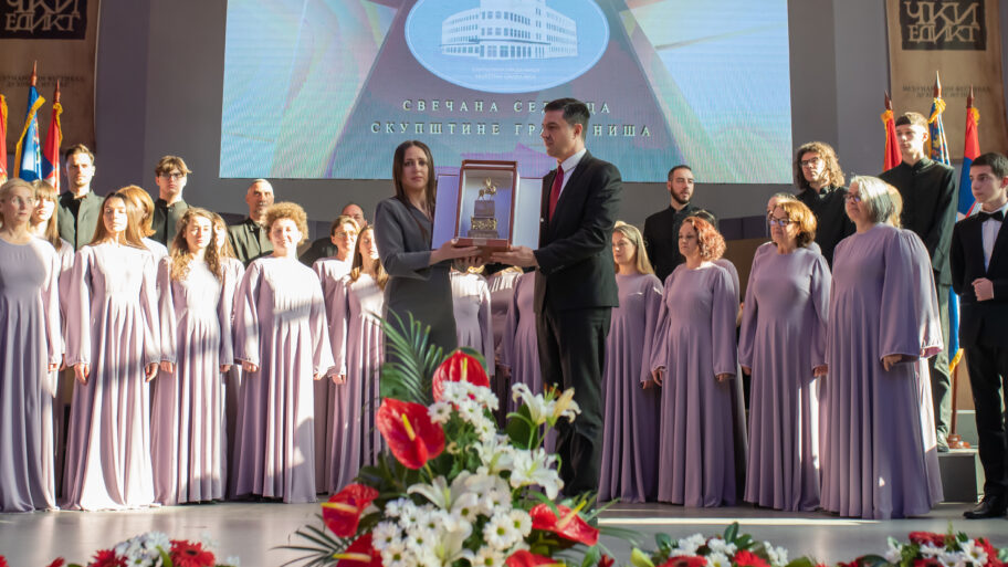 Uručena nagrada „11. januar” u Nišu - opozicija bojkotovala, kažu nije vreme za svečanosti i slavlja 3 JLM 0274