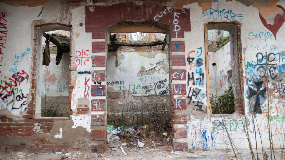 Nišlije upozoravaju da se čuvena Kula na Paliluli i dalje urušava 3 JLM 1952