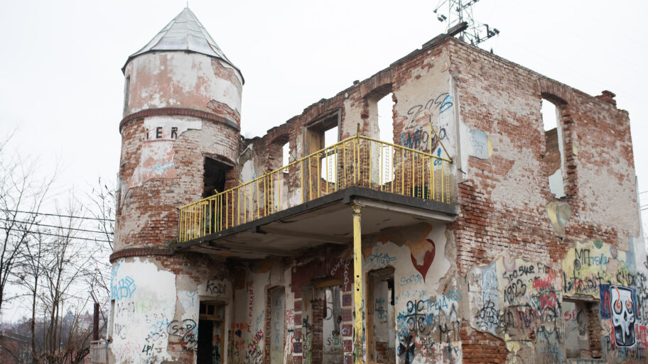 Nišlije upozoravaju da se čuvena Kula na Paliluli i dalje urušava 2 JLM 1953