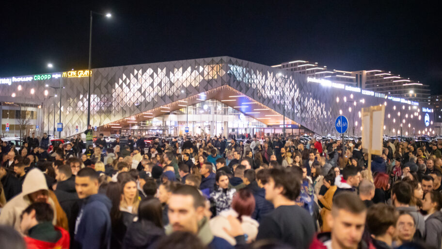 Protest u Nišu - išarane prostorije SNS-a, završena blokada kružnog toka kod "Delte" 10 JLM 3447