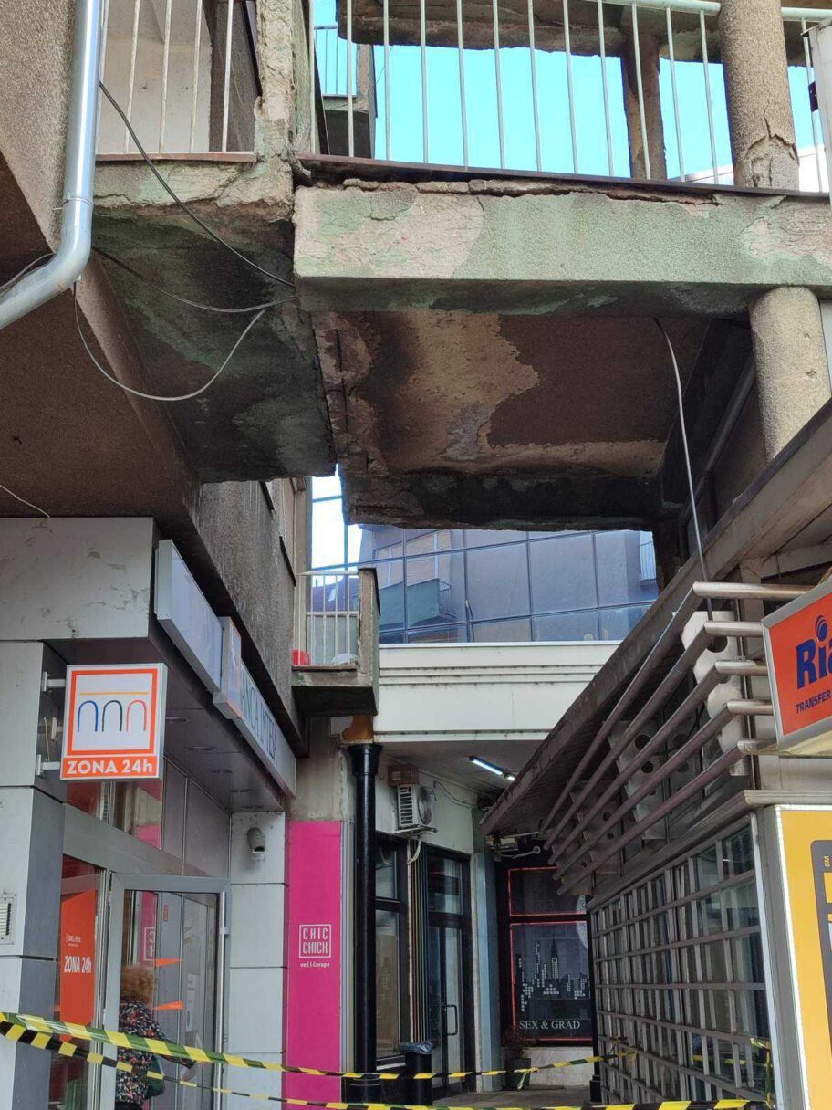 Terasa u Obrenovićevoj u Nišu opasna za prolaznike 2 img dcc34c90ea3721d4eb4ad6a0f2004018 v