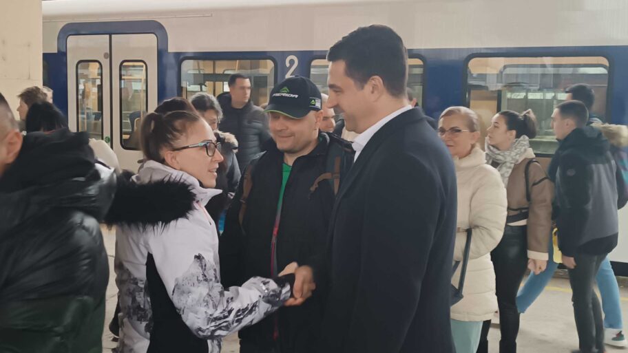 Nisu u štrajku, ali nisu ni na poslu - funkcioneri i radnici u javnom sektoru iz Niša vozom za Jagodinu 4 miting 1