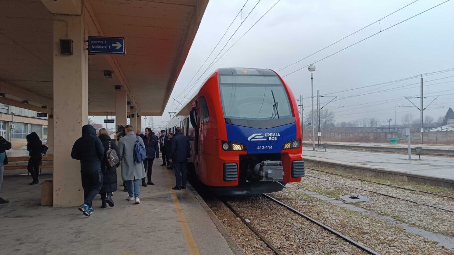 Nisu u štrajku, ali nisu ni na poslu - funkcioneri i radnici u javnom sektoru iz Niša vozom za Jagodinu 2 miting 10