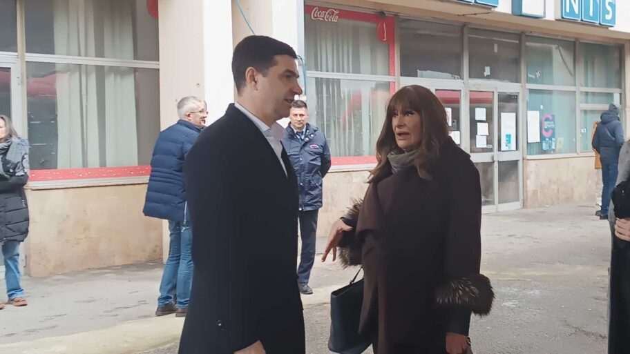 Nisu u štrajku, ali nisu ni na poslu - funkcioneri i radnici u javnom sektoru iz Niša vozom za Jagodinu 12 miting 11