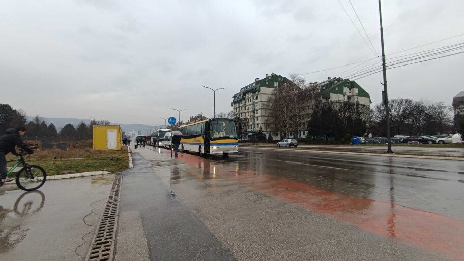 Nisu u štrajku, ali nisu ni na poslu - funkcioneri i radnici u javnom sektoru iz Niša vozom za Jagodinu 13 miting 13