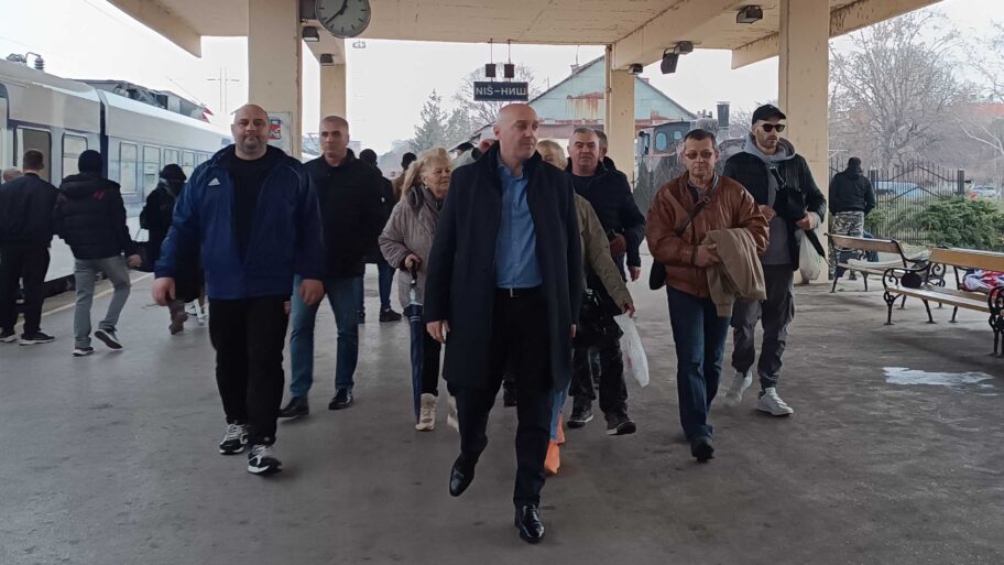 Nisu u štrajku, ali nisu ni na poslu - funkcioneri i radnici u javnom sektoru iz Niša vozom za Jagodinu 6 miting 17