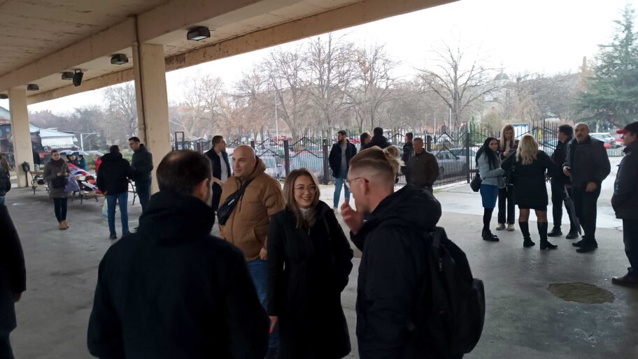 Nisu u štrajku, ali nisu ni na poslu - funkcioneri i radnici u javnom sektoru iz Niša vozom za Jagodinu 5 miting 18