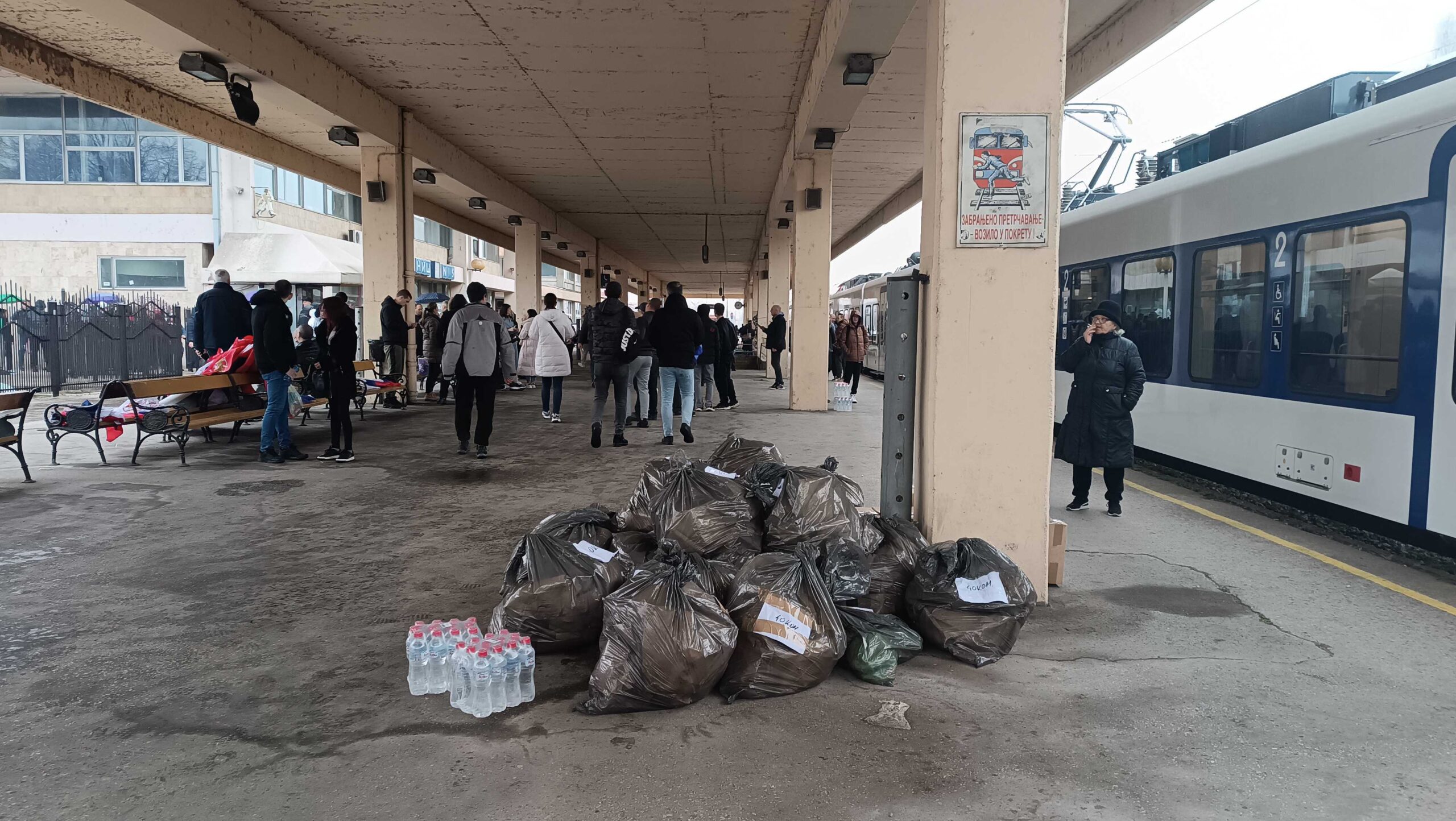 Nisu u štrajku, ali nisu ni na poslu - funkcioneri i radnici u javnom sektoru iz Niša vozom za Jagodinu 1 miting 20 scaled