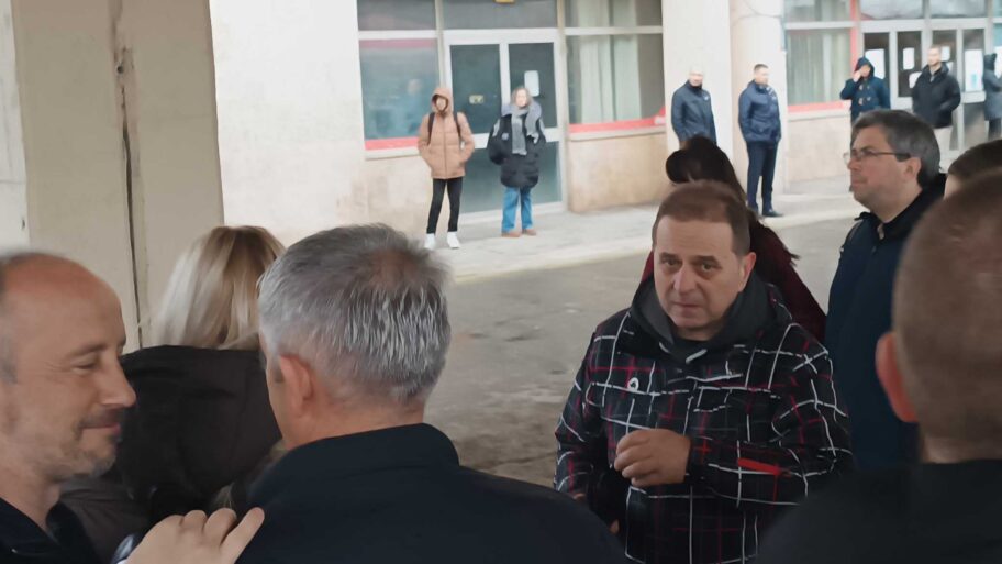 Nisu u štrajku, ali nisu ni na poslu - funkcioneri i radnici u javnom sektoru iz Niša vozom za Jagodinu 10 miting 8