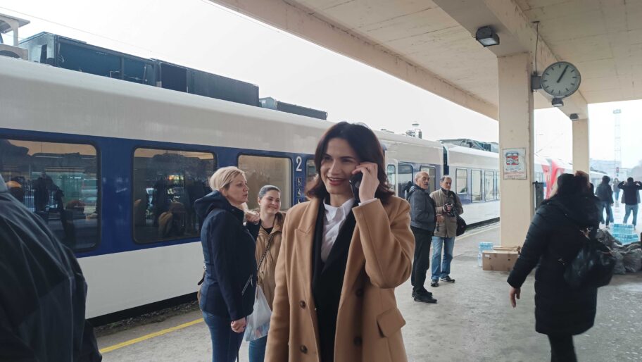 Nisu u štrajku, ali nisu ni na poslu - funkcioneri i radnici u javnom sektoru iz Niša vozom za Jagodinu 11 miting 9