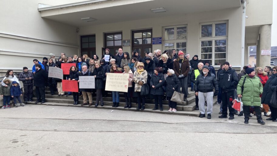 Prokupačka Gimnazija posle jučerašnje obustave, od danas skratila časove na pola sata 12 nas 1