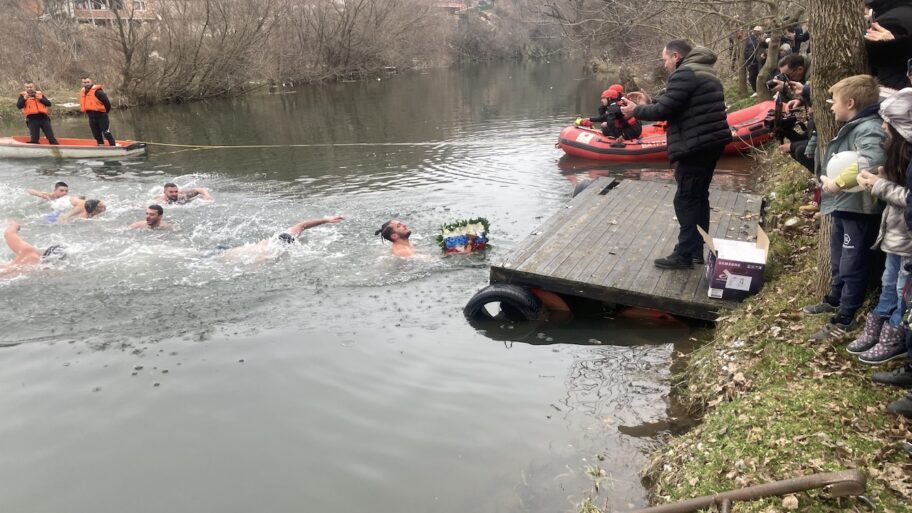 Tradicionalno plivanje za Časni krst u Prokuplju i Kuršumliji 2 prvi