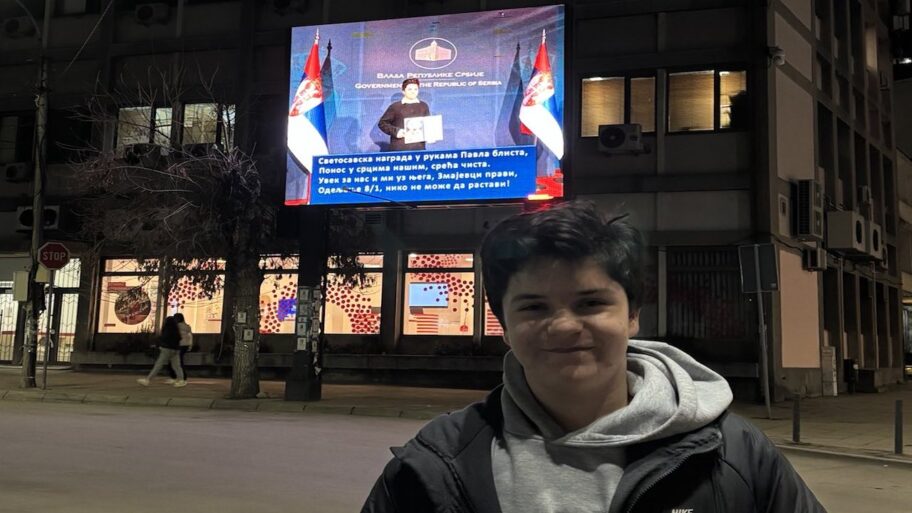 Bilbordom u centru Vranja učenici Osnovne škole "Jovan Jovanović Zmaj" čestitaju školskom drugu nagradu 3 1000019714 1