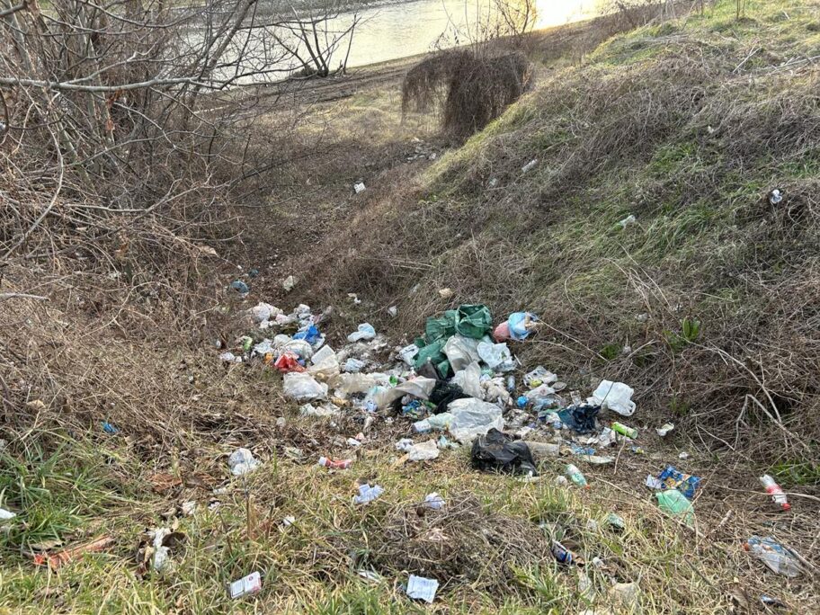 Foto-vest: Deponija tik uz reciklažno dvorište na keju kod Nišave 3 476909686 635794565769142 7566830848497426947 n