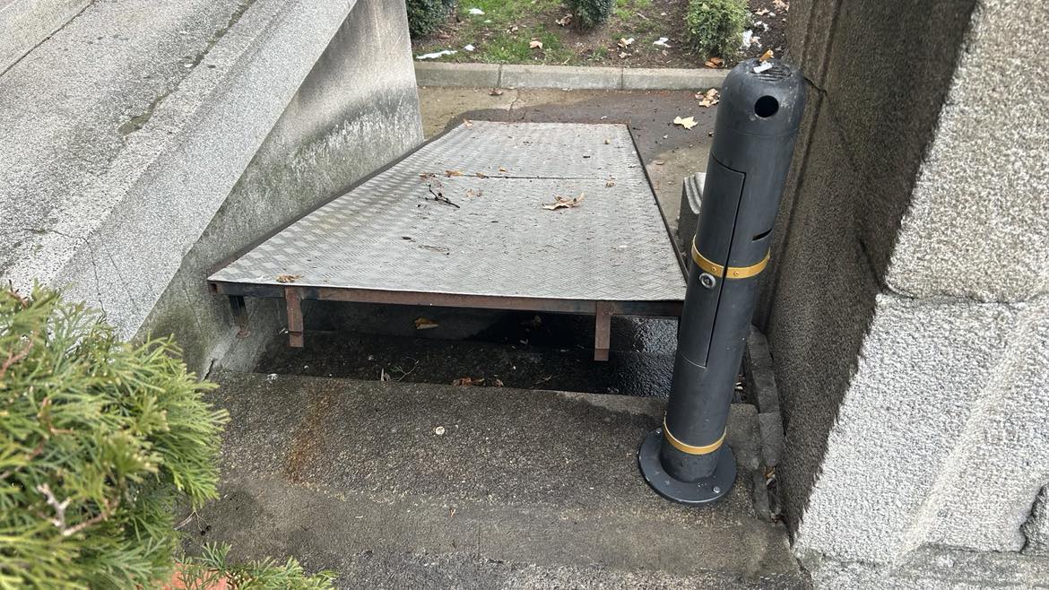 Vrata gradonačelnika Niša otvorena za sve građane, ali ne i one u invalidskim kolicima - nebezbedna rampa prepreka 1 480159225 1137896648032944 4851386758469777891 n