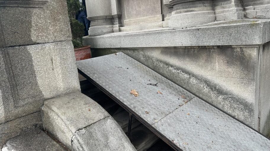 Vrata gradonačelnika Niša otvorena za sve građane, ali ne i one u invalidskim kolicima - nebezbedna rampa prepreka 2 480668334 1380416093320811 2486774862913330756 n