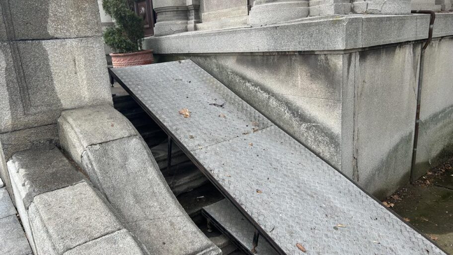 Vrata gradonačelnika Niša otvorena za sve građane, ali ne i one u invalidskim kolicima - nebezbedna rampa prepreka 3 481002787 1686552215310053 7221181308148143037 n