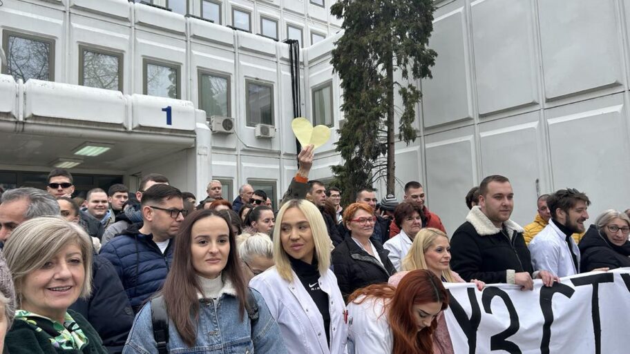 Zaposleni Doma zdravlja i Kliničkog stali na 15 minuta - medicinska sestra kaže da je premeštena zbog podrške studentima 3 481975568 615082961484077 8473948202665748117 n