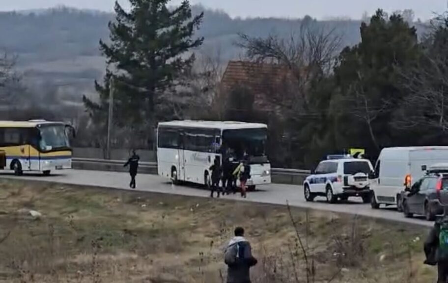 Susret studenata i autobusa sa pristalicama SNS-a između Svrljiga i Niša 11 IMG 7125