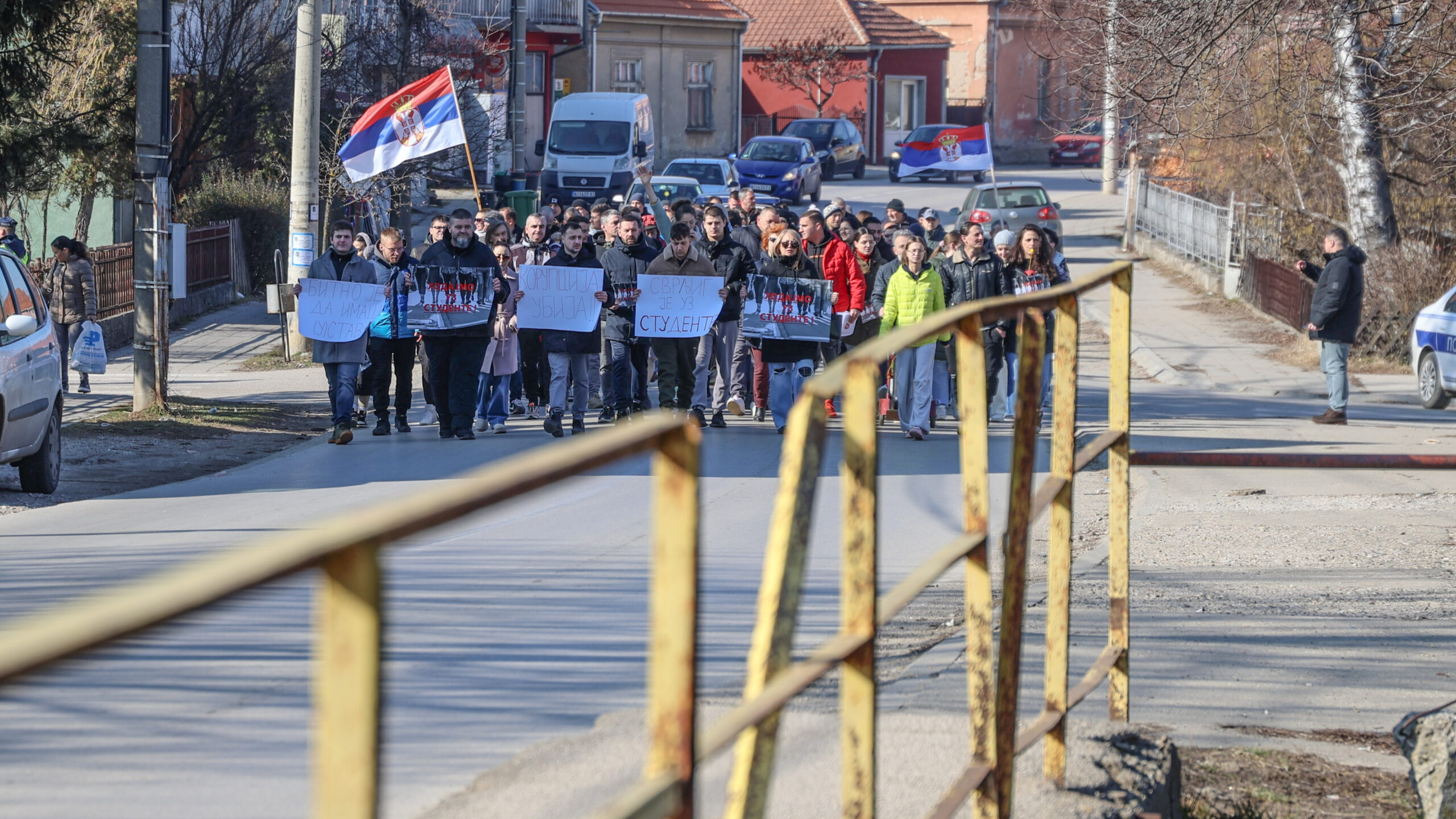 Svrljižani na protestu šetali za studente, pozvali vlast da popravi most ka Staroj planini 1 Protest SVRLJIG Aleksandar Kostic scaled