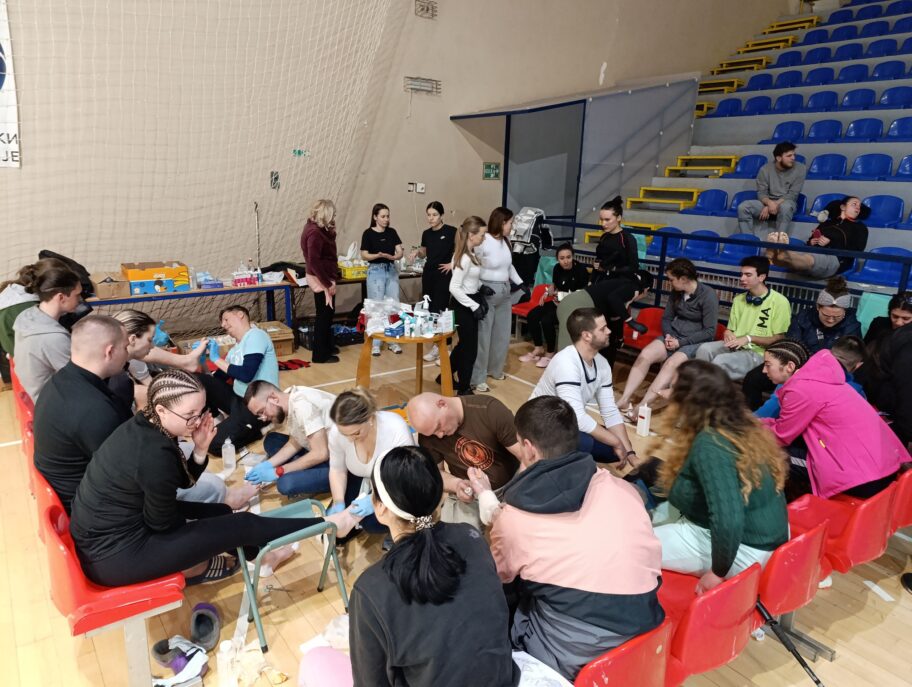 Više grupa studenata stiglo u Aleksinac - sačekali ih građani, kao i medicinska pomoć 6 aleksinac net