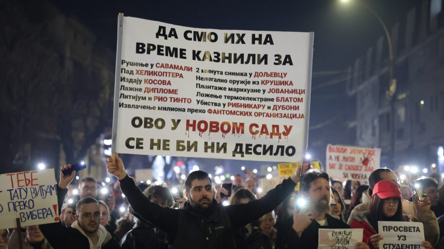 Protestovali i Vlasotinčani: "Da smo ih na vreme kaznili za sve afere, ovo u Novom Sadu se ne bi desilo" 3 image00005