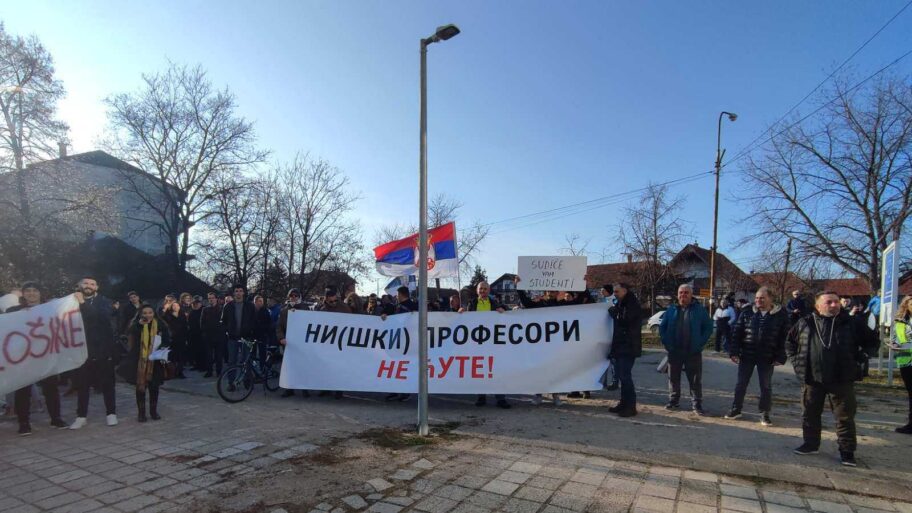 "Izvinite što smetamo dok nam uništavate budućnost" - novi skup u Merošini, niški studenti došli pešice 4 maja ilijev