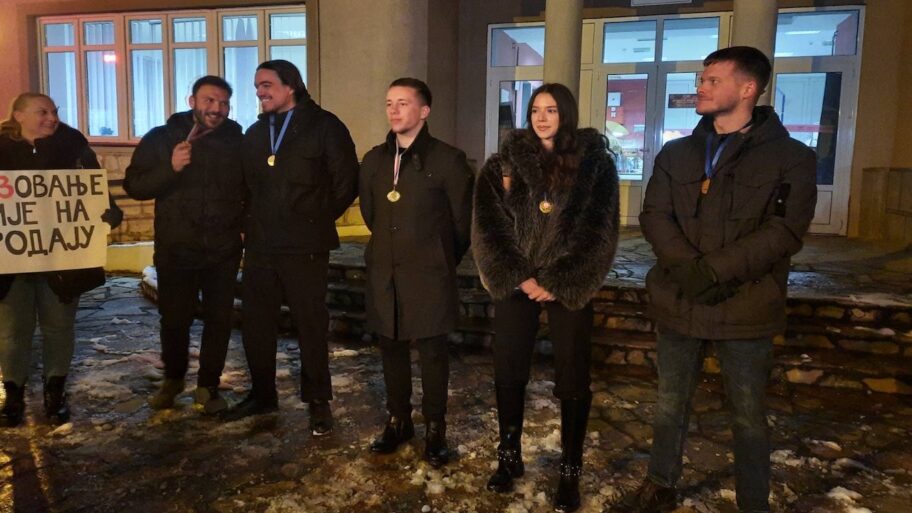 Prokupčani dočekali studente koji su pešačili do Kragujevca 1 n1