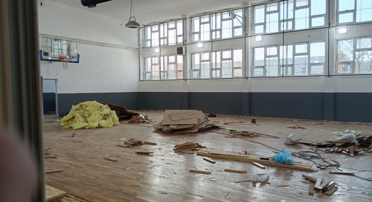 Raspada se nedavno rekonstruisana fiskulturna sala u školi u Bujanovcu u koju je uloženo 150 miliona dinara 2 os sala foto bujanovacke