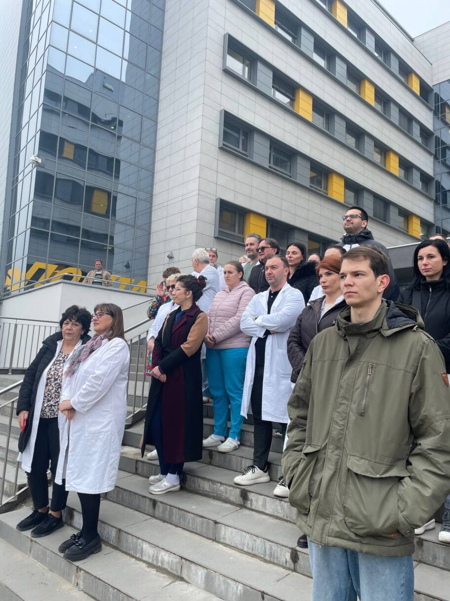 Zaposleni Doma zdravlja i Kliničkog stali na 15 minuta - medicinska sestra kaže da je premeštena zbog podrške studentima 4 photo 2025 02 28 13 14 45