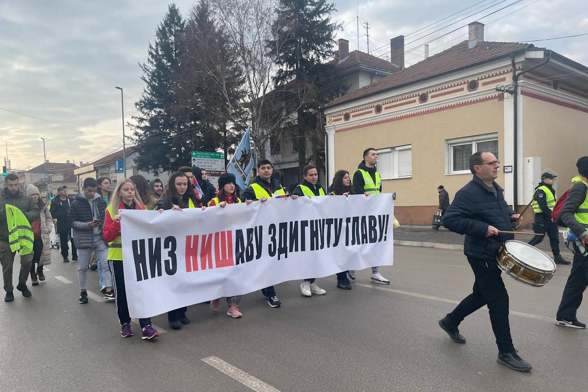 "Isti glas, ista borba" - protest u Pirotu na dan izbora u Zaječaru i Kosjeriću 1 pirot studenti setnja2