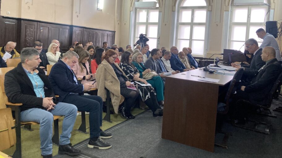 SNS, Zavetnici i SPS jednoglasno i bez diskusije usvojili sve tačke, opozicija u Prokuplju bojkotovala Skupštinu 2 skupstina pk