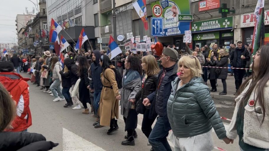 "Pumpadžijsko kolo" u centru, šah ispred Narodnog pozorišta na protestu u Nišu 14 480820392 1160805265721729 2420744443939112139 n